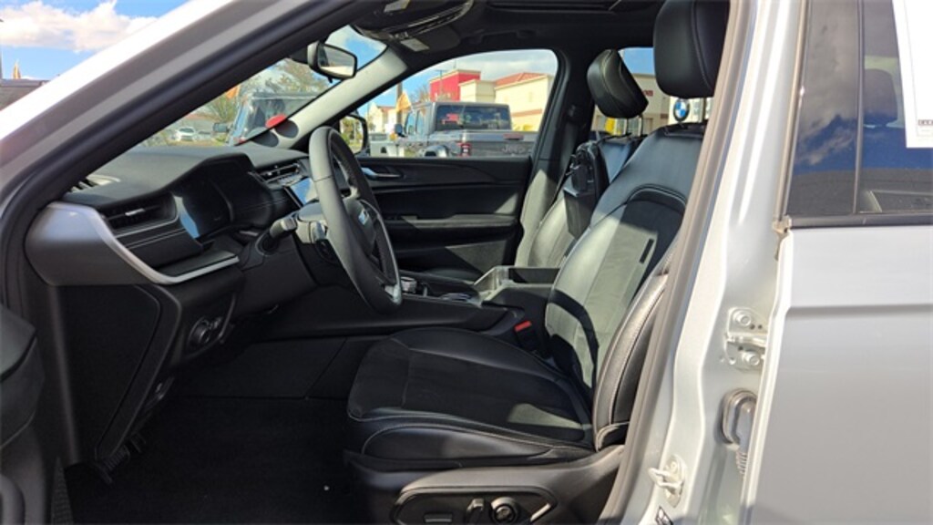 Used 2024 Jeep Grand Cherokee Laredo SUV