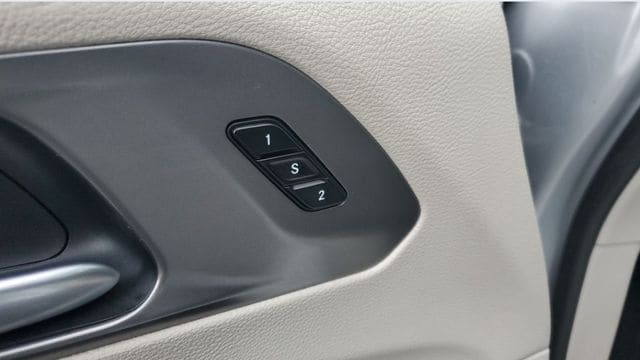 2024 Chrysler Pacifica Touring L - Photo 6