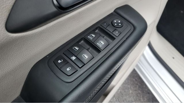 2024 Chrysler Pacifica Touring L - Photo 7