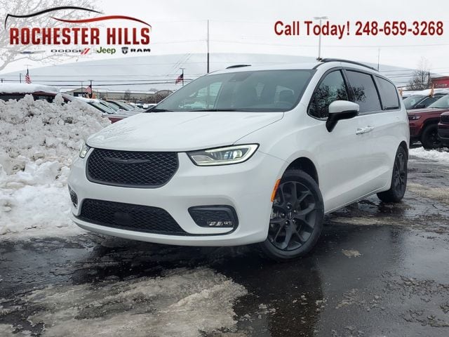 2023 Chrysler Pacifica Touring L's photo