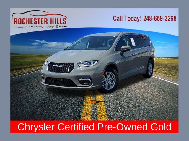 2023 Chrysler Pacifica Touring L's photo