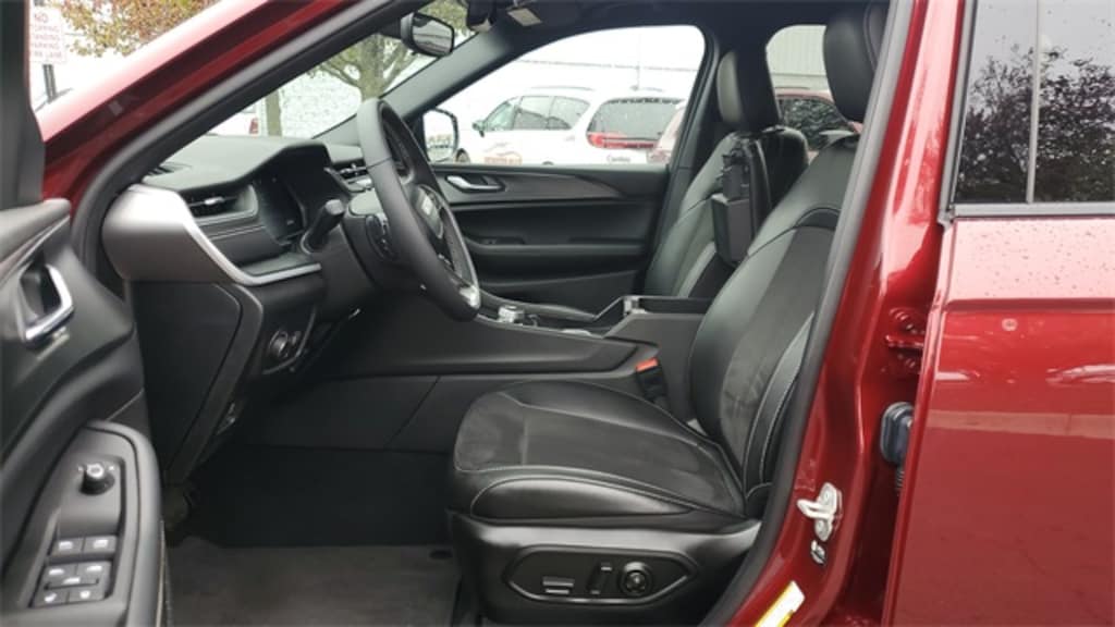 Used 2024 Jeep Grand Cherokee L Laredo SUV