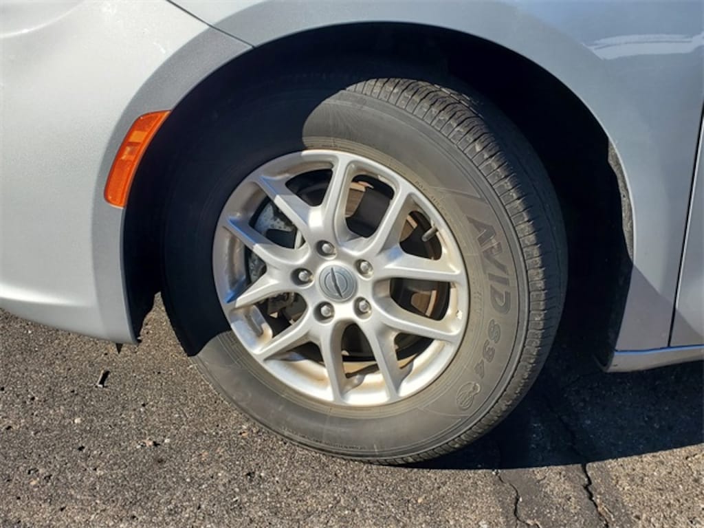 Used 2024 Chrysler Pacifica Touring L Van Passenger Van