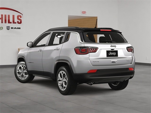 2024 Jeep Compass Latitude photo 3