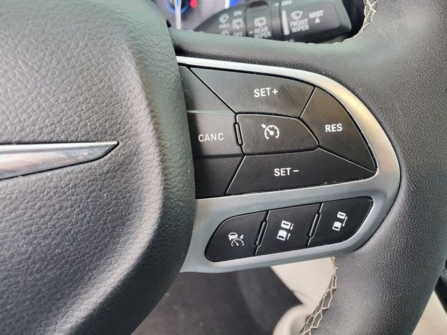 2024 Chrysler Pacifica Touring L - Photo 11