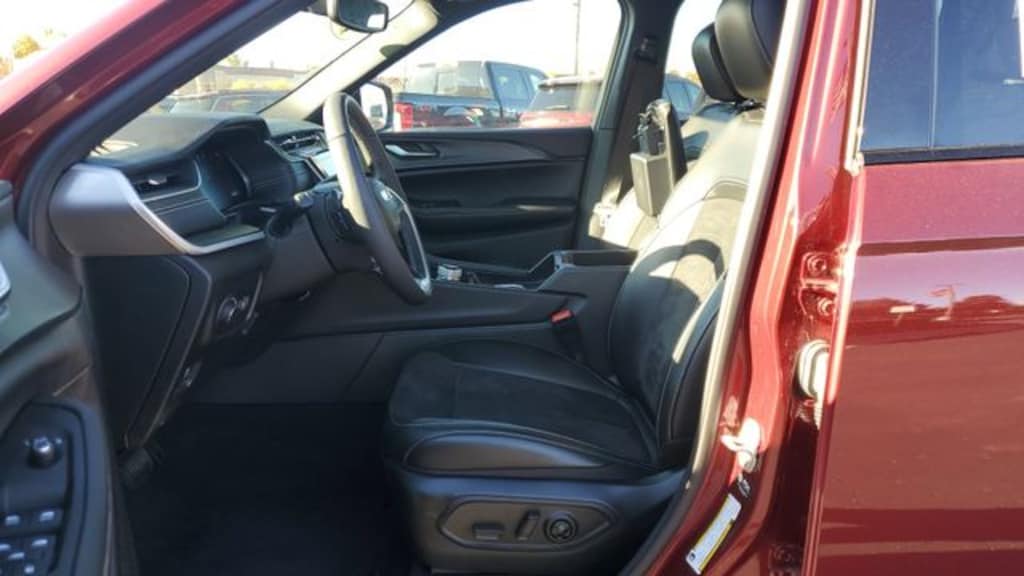 Used 2024 Jeep Grand Cherokee L Laredo SUV