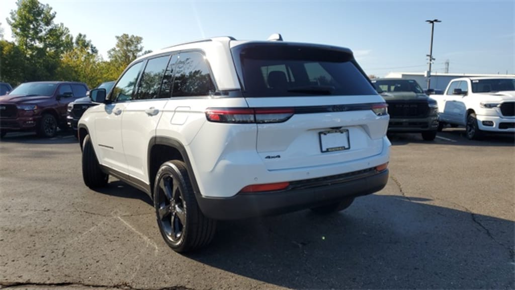 Used 2023 Jeep Grand Cherokee Laredo SUV