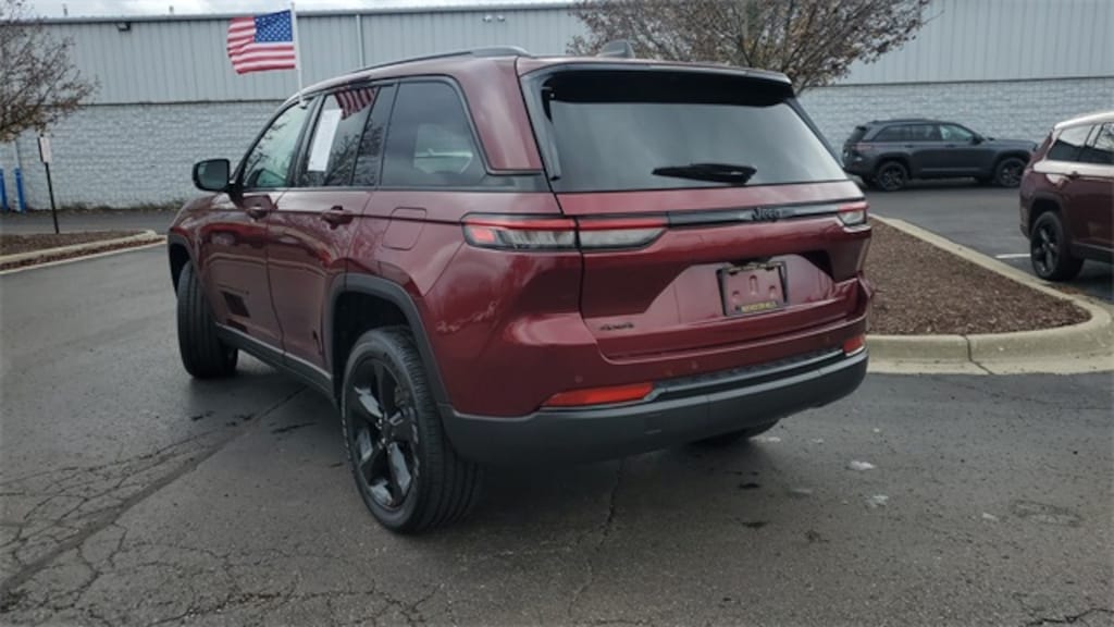 Used 2024 Jeep Grand Cherokee Laredo SUV
