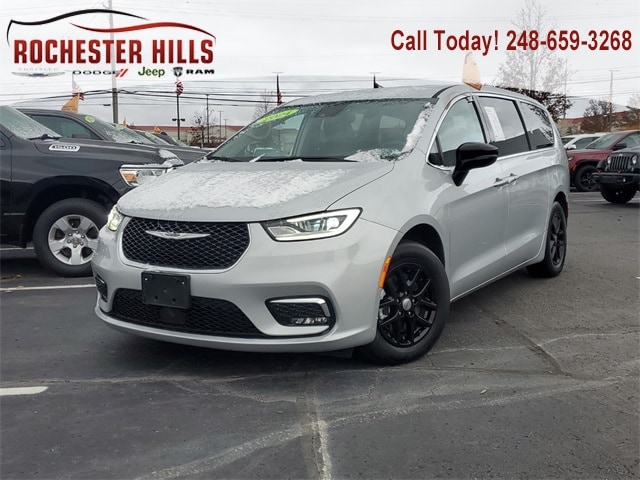 2024 Chrysler Pacifica Touring L's photo