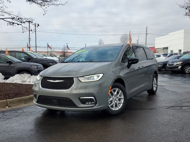 2025 Chrysler Pacifica Select's photo