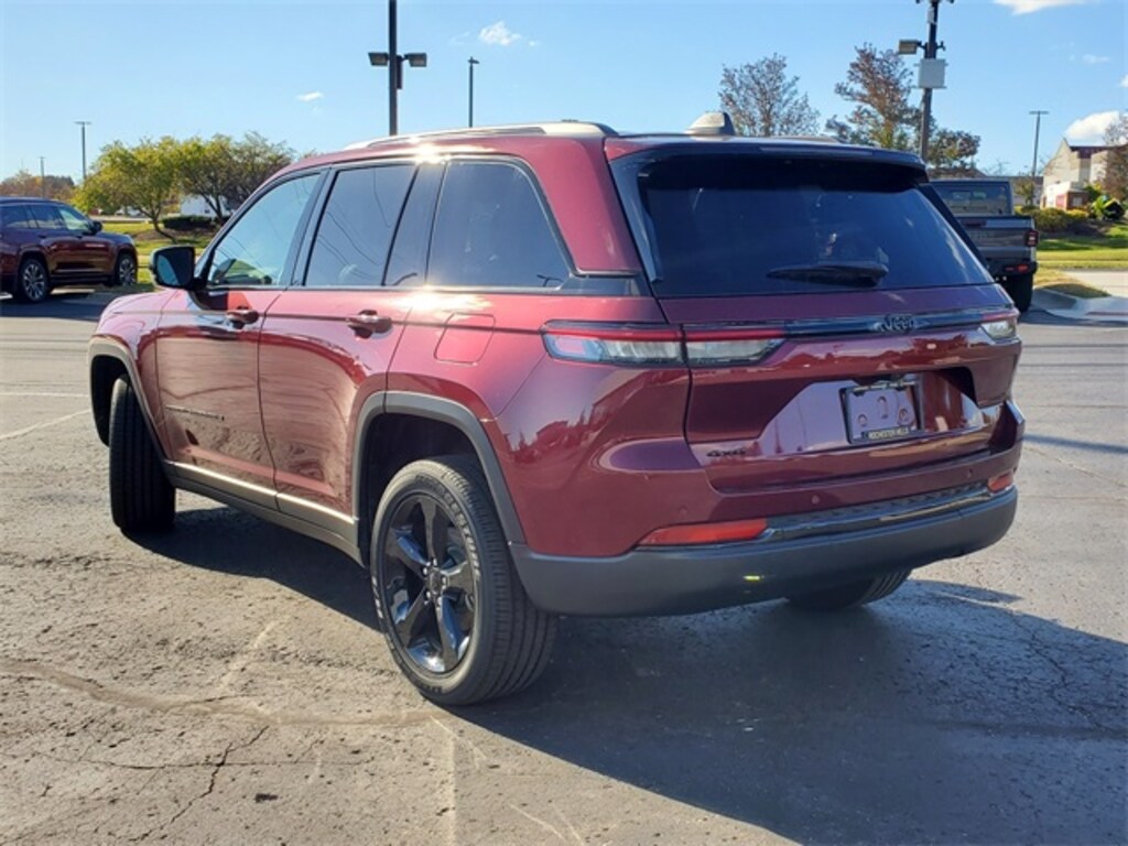Used 2024 Jeep Grand Cherokee Laredo SUV
