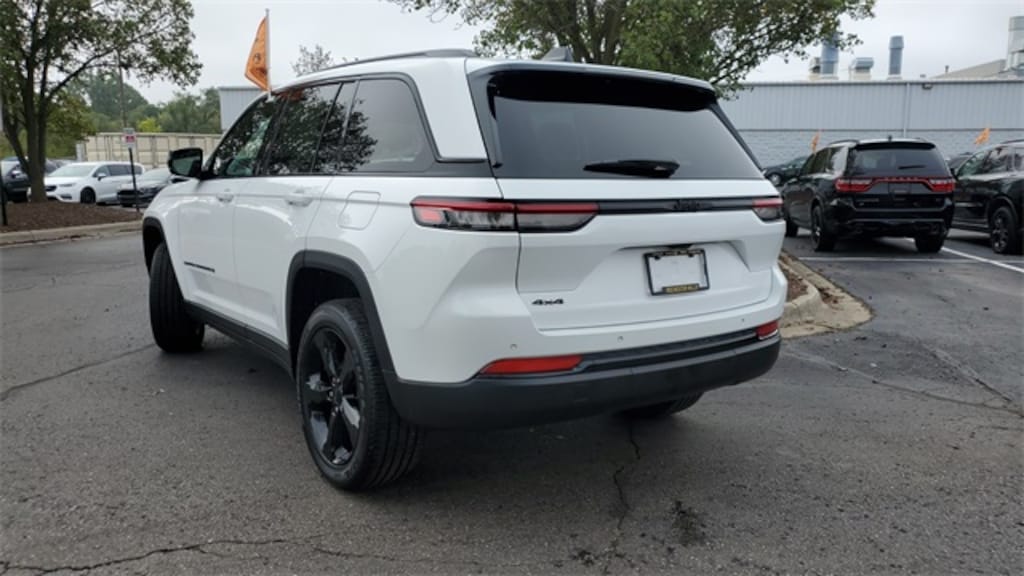 Used 2023 Jeep Grand Cherokee Laredo SUV