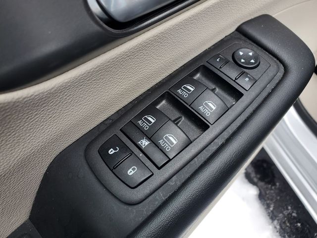 2024 Chrysler Pacifica Touring L - Photo 7