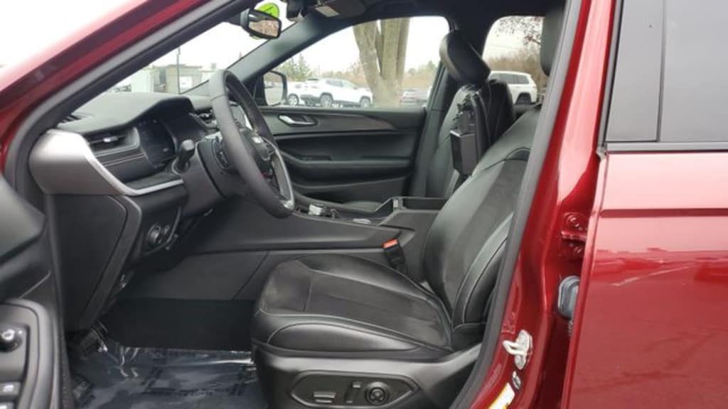 Used 2024 Jeep Grand Cherokee L Laredo SUV