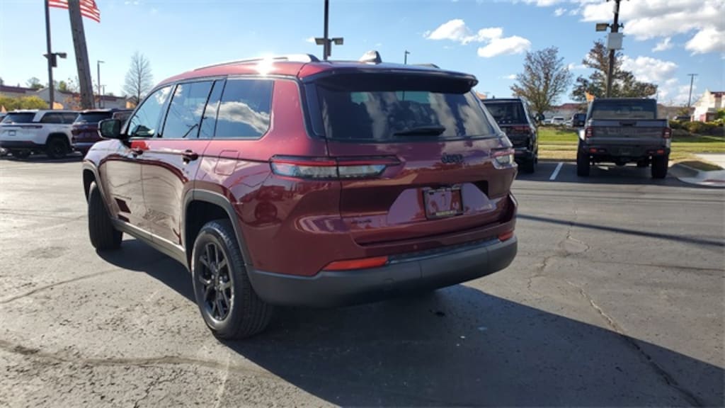 Used 2024 Jeep Grand Cherokee L Laredo SUV