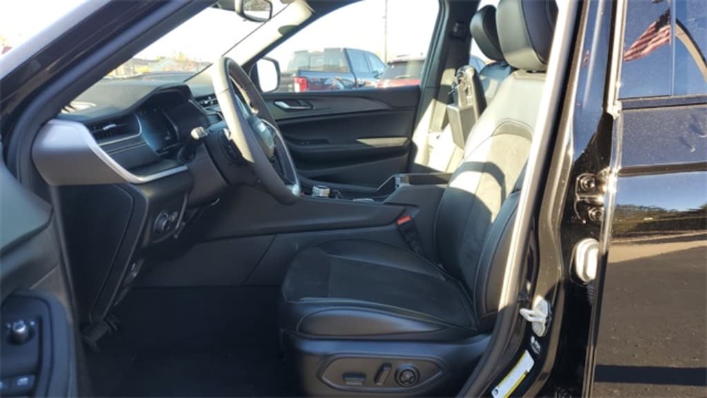 Used 2024 Jeep Grand Cherokee L Laredo SUV