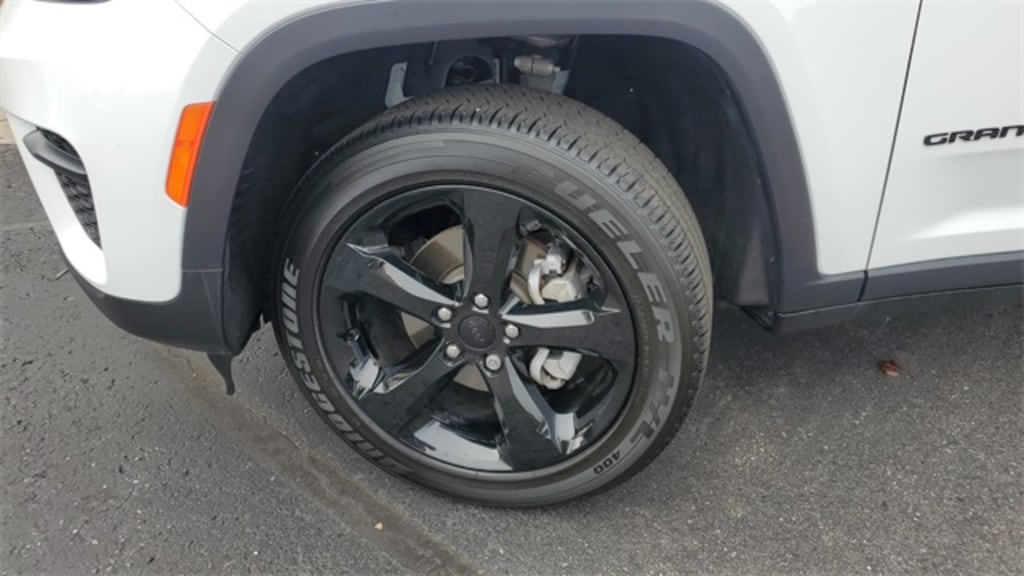 Used 2023 Jeep Grand Cherokee Laredo SUV