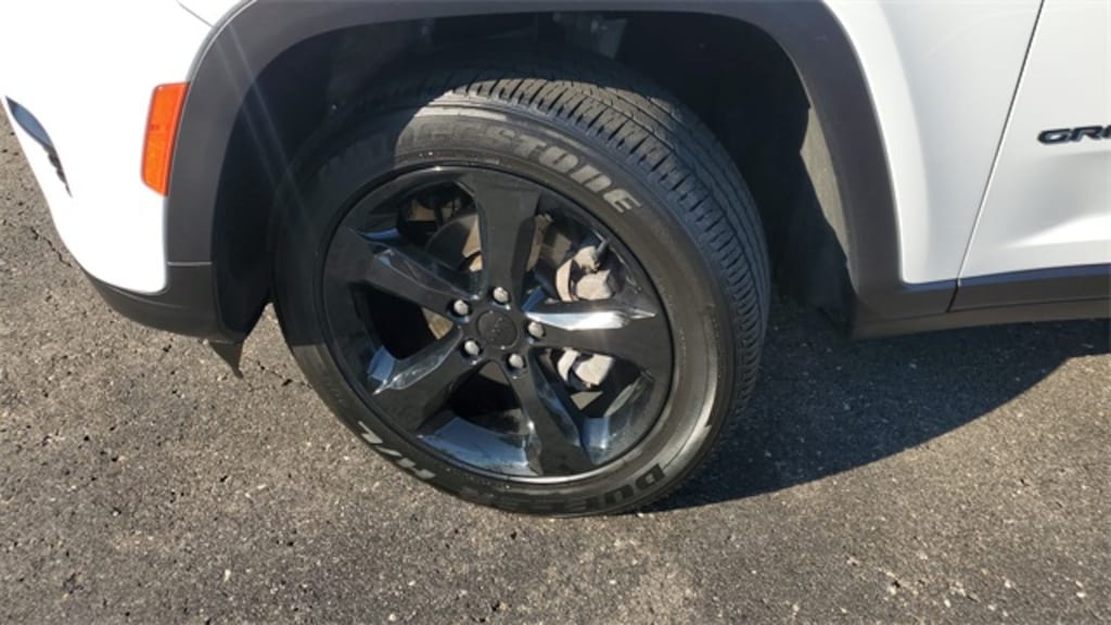 Used 2023 Jeep Grand Cherokee Laredo SUV