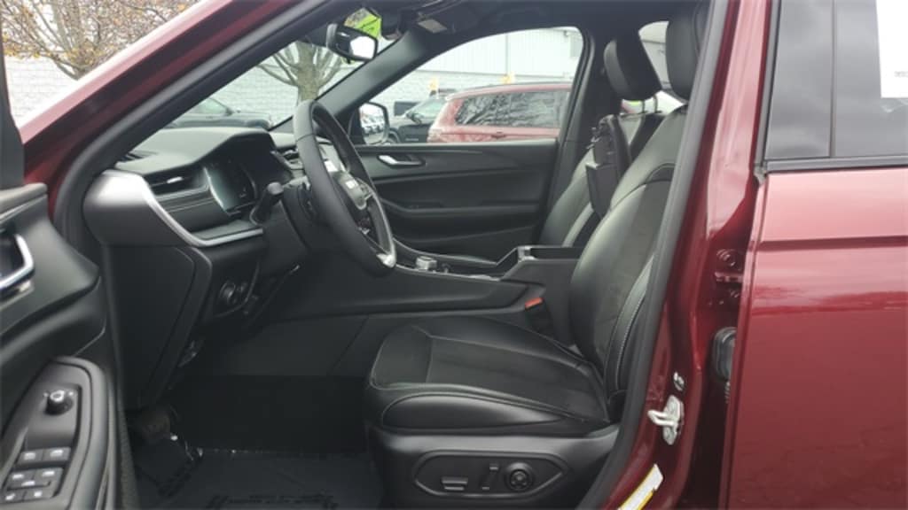 Used 2024 Jeep Grand Cherokee Laredo SUV