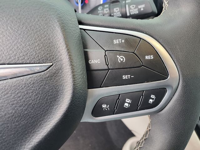 2024 Chrysler Pacifica Touring L - Photo 11