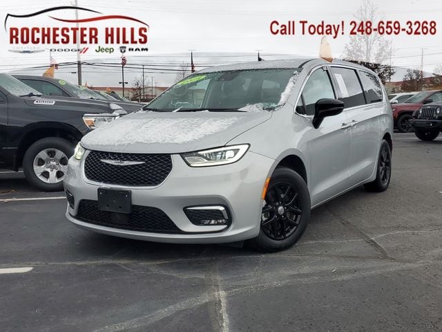 2024 Chrysler Pacifica Touring L's photo