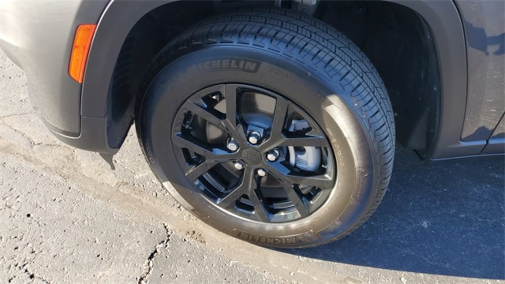 Used 2024 Jeep Grand Cherokee L Laredo SUV