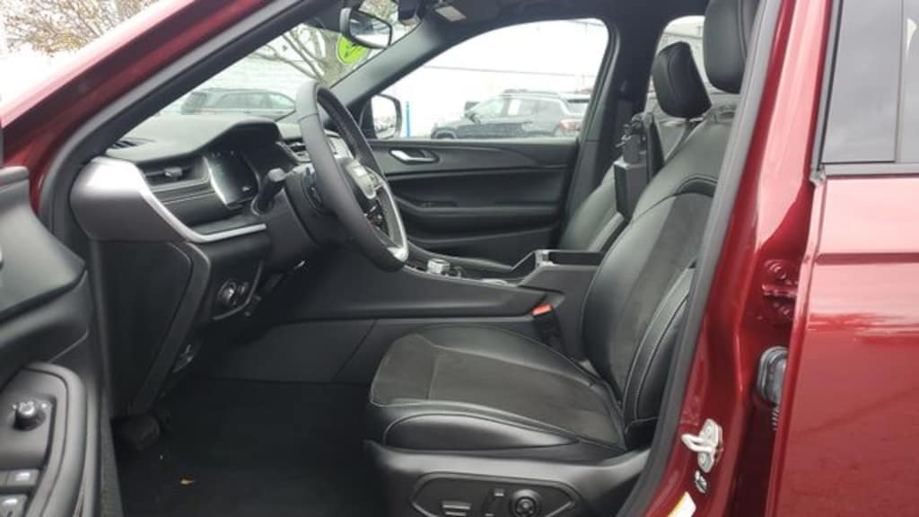 Used 2024 Jeep Grand Cherokee L Laredo SUV