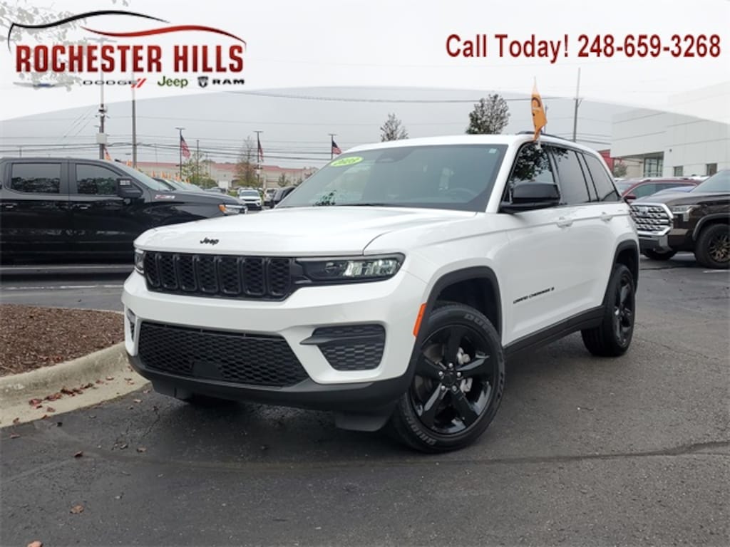 Used 2023 Jeep Grand Cherokee Laredo SUV