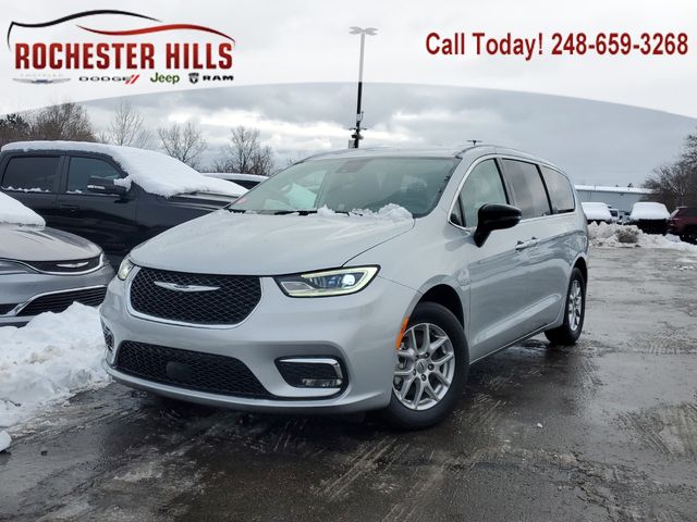 2024 Chrysler Pacifica Touring L's photo