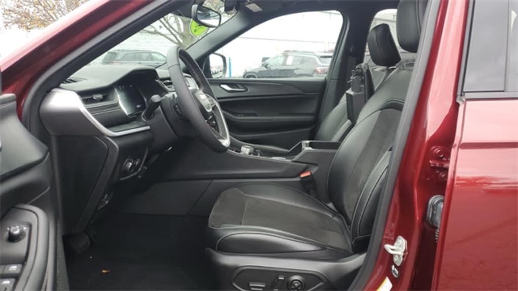 Used 2024 Jeep Grand Cherokee L Laredo SUV