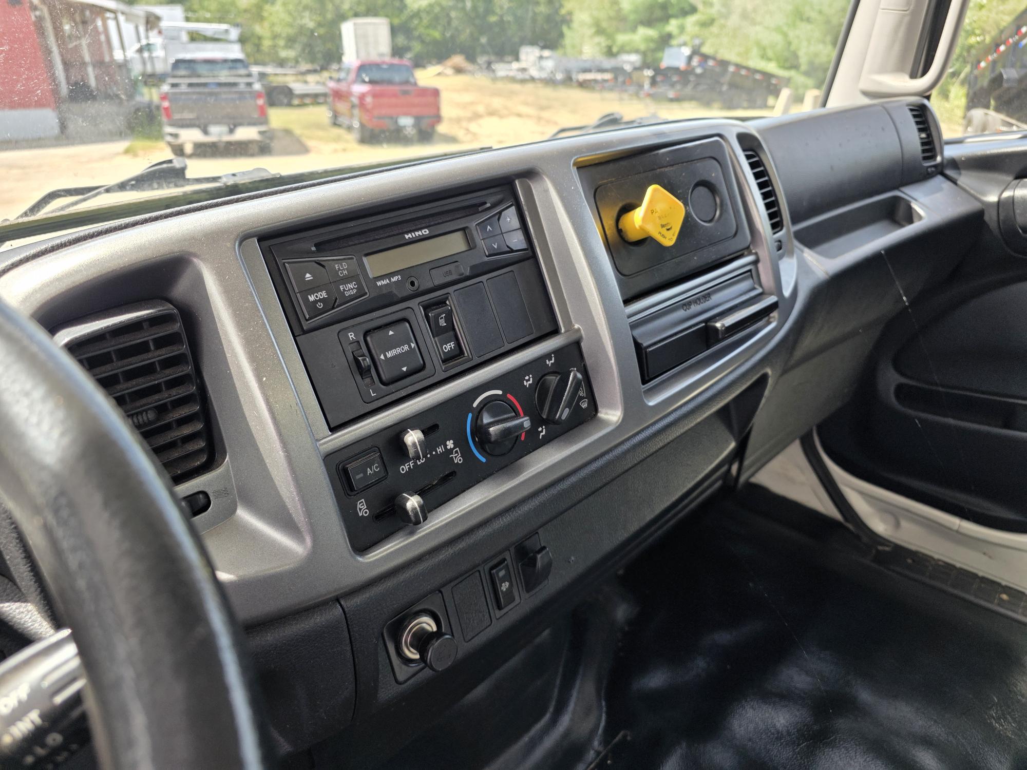 2015 Hino Conventional Type Truck photo 4