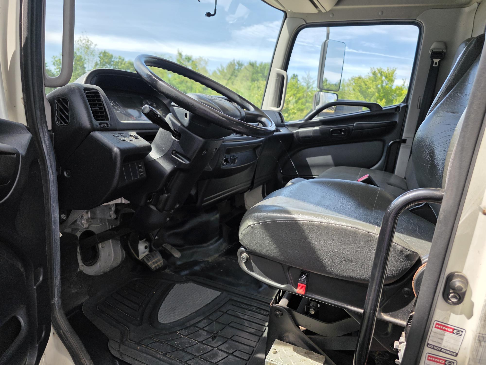 2015 Hino Conventional Type Truck photo 3
