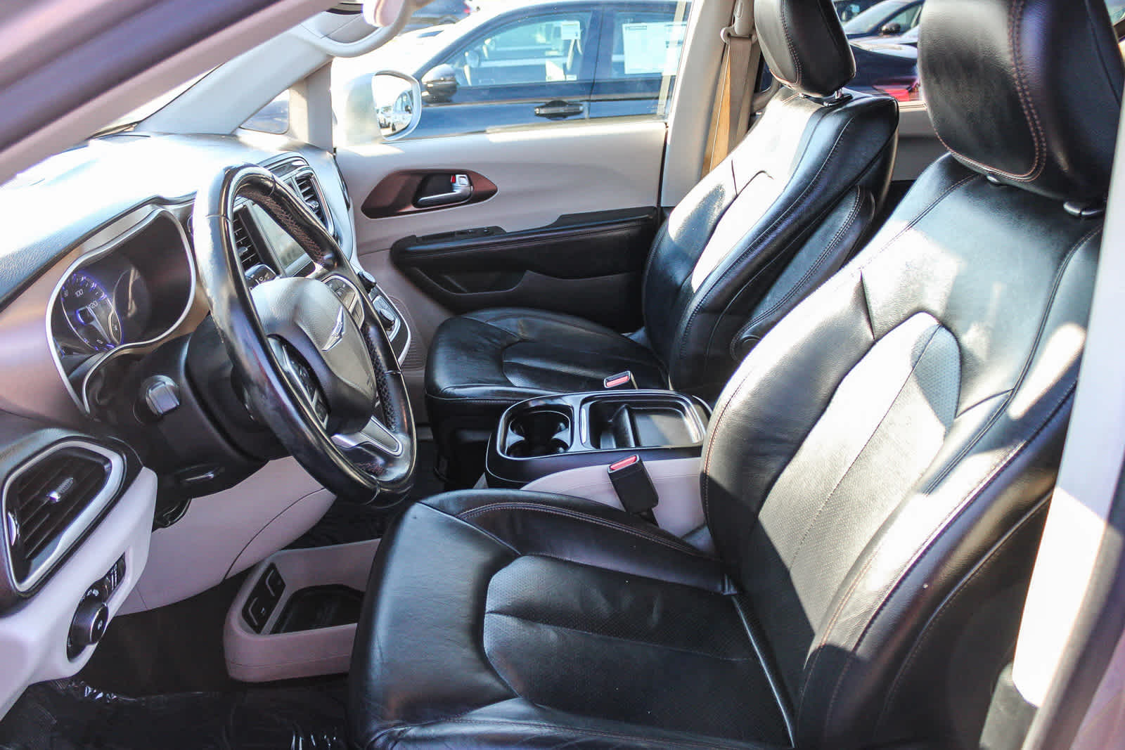 Thumbnail: 2018 Chrysler Pacifica - 17