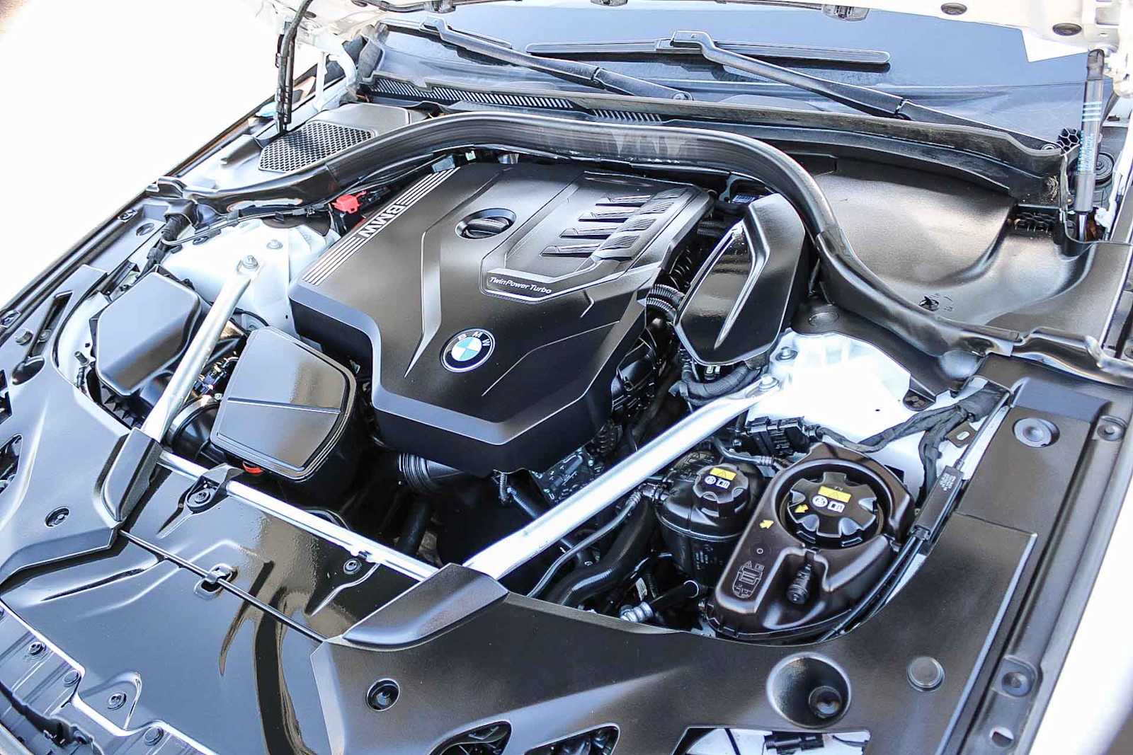 Thumbnail: 2021 BMW 5 Series - 25