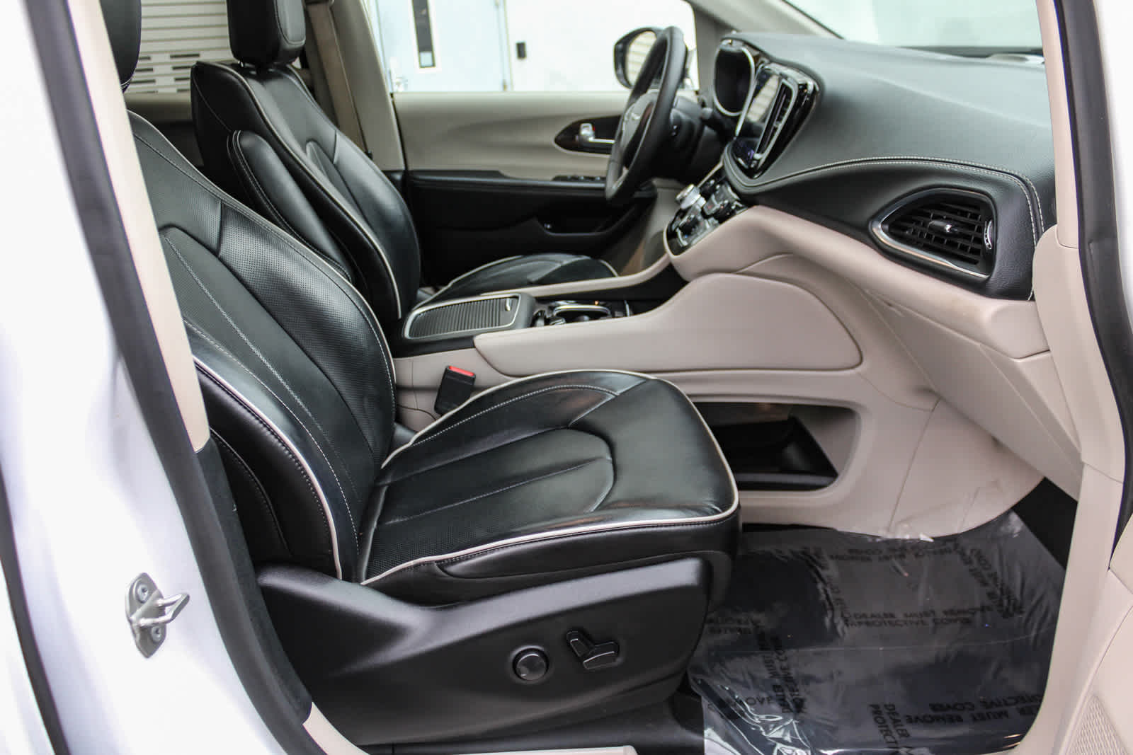 2023 Chrysler Pacifica Hybrid Limited 17