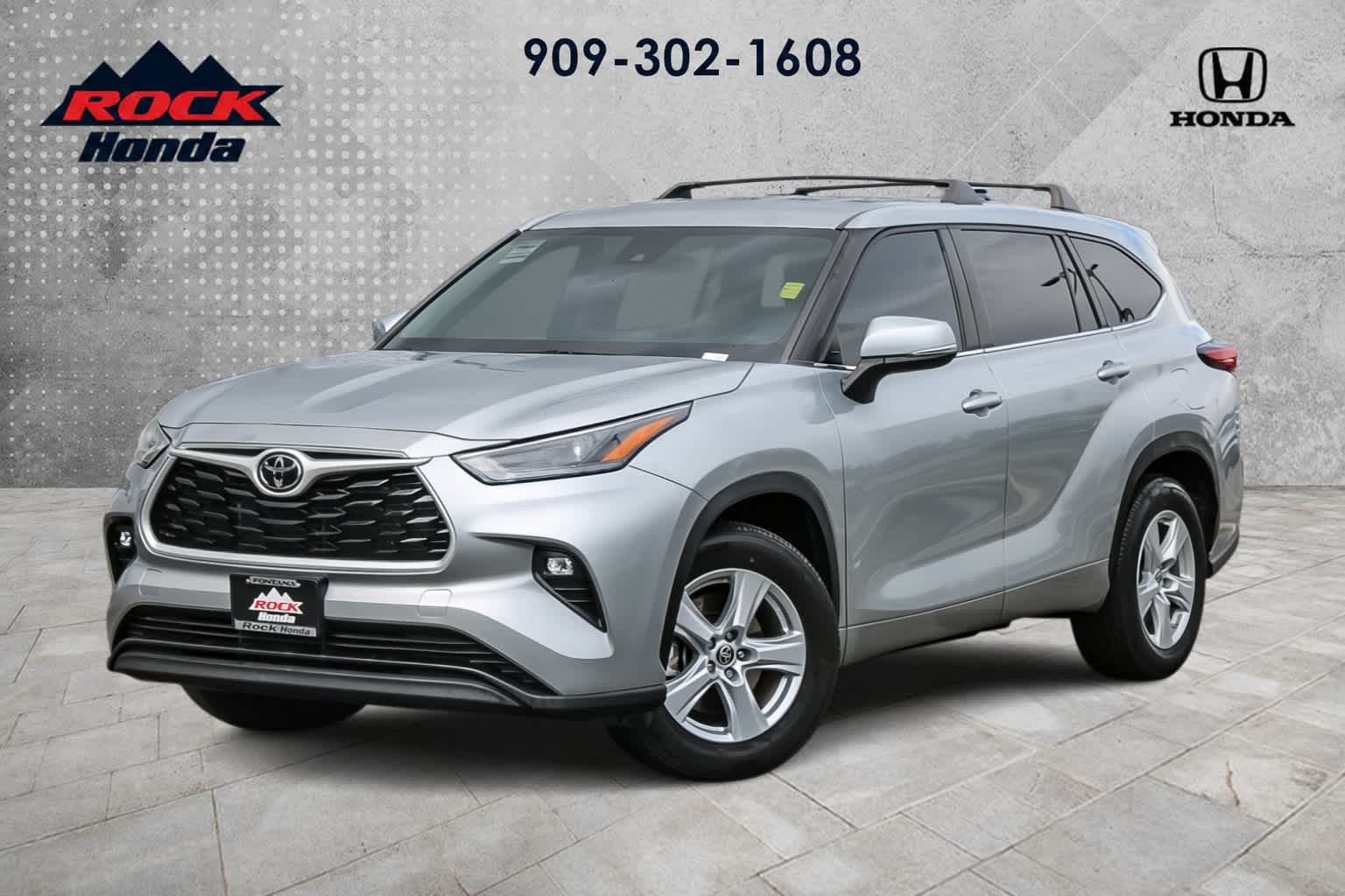 2024 Toyota Highlander LE — photo 1 of 21