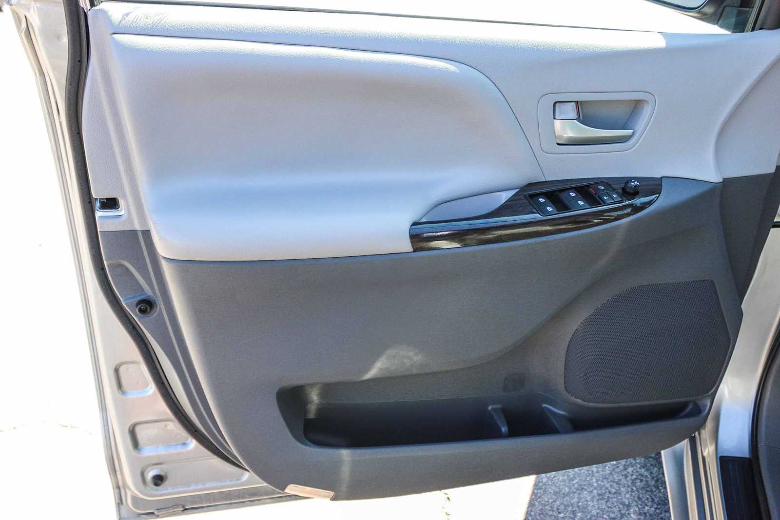 Thumbnail: 2016 Toyota Sienna - 19