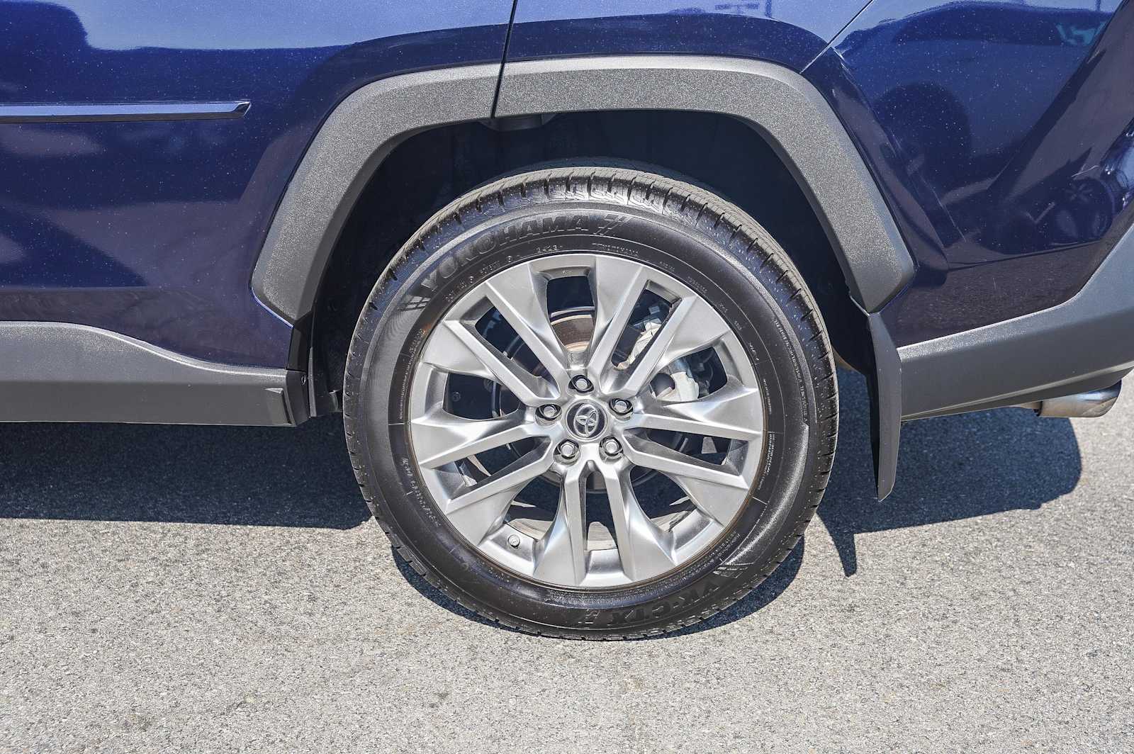 2019 Toyota RAV4 XLE Premium 8