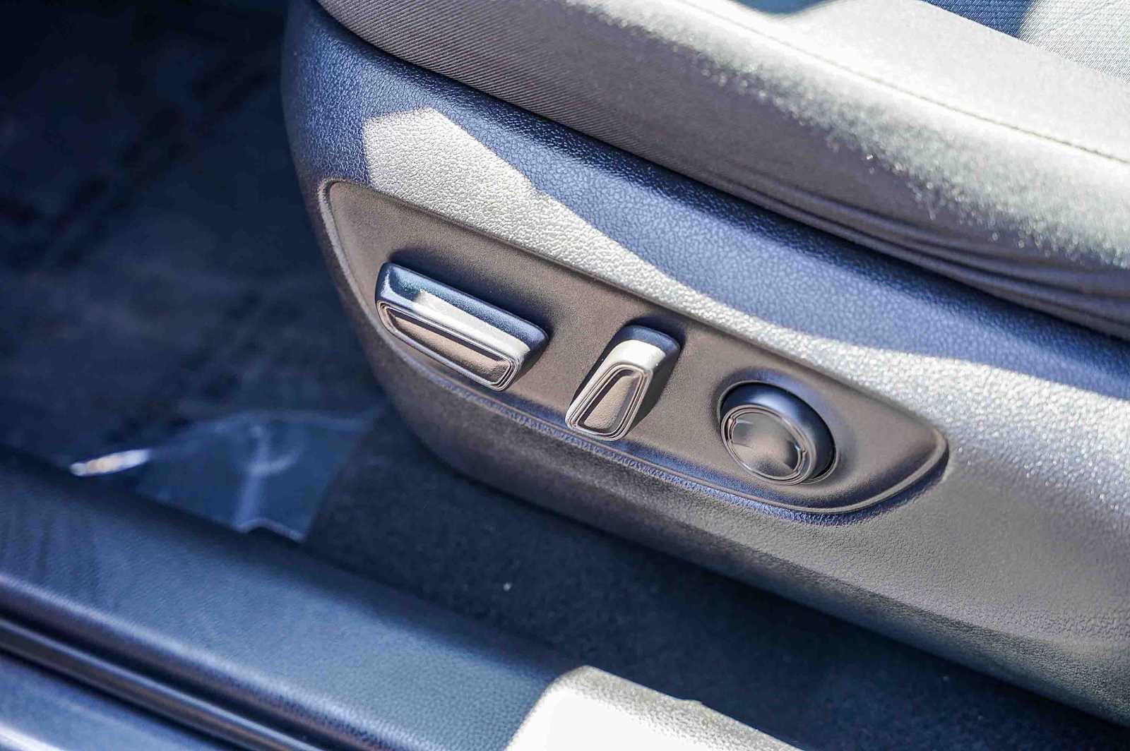 Thumbnail: 2020 Toyota RAV4 - 17