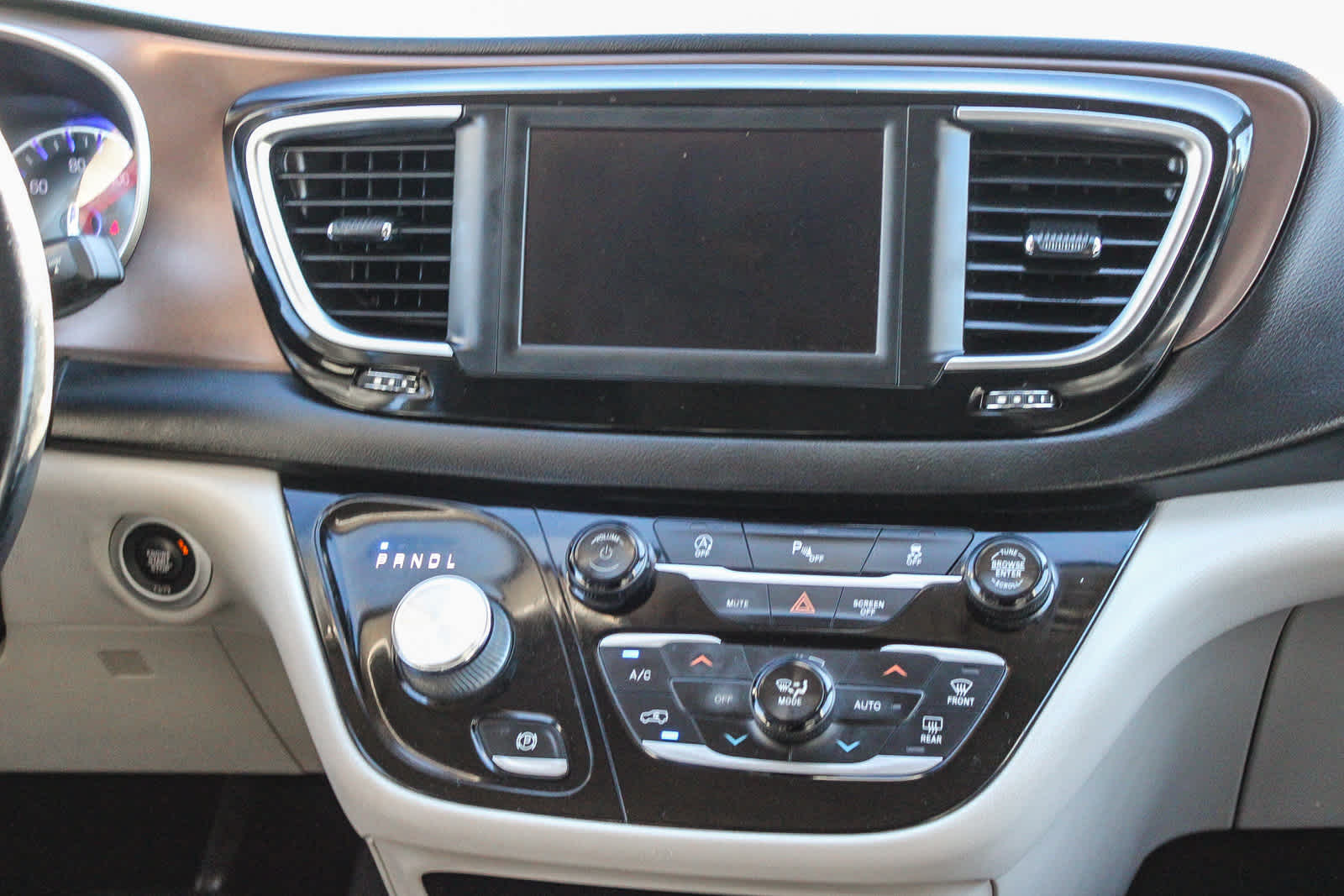 Thumbnail: 2018 Chrysler Pacifica - 13