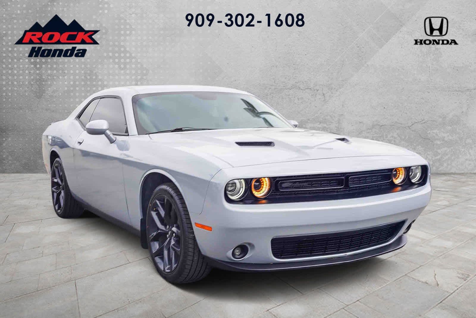 2022 Dodge Challenger SXT photo 3