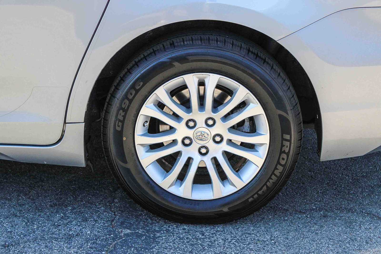 Thumbnail: 2016 Toyota Sienna - 8