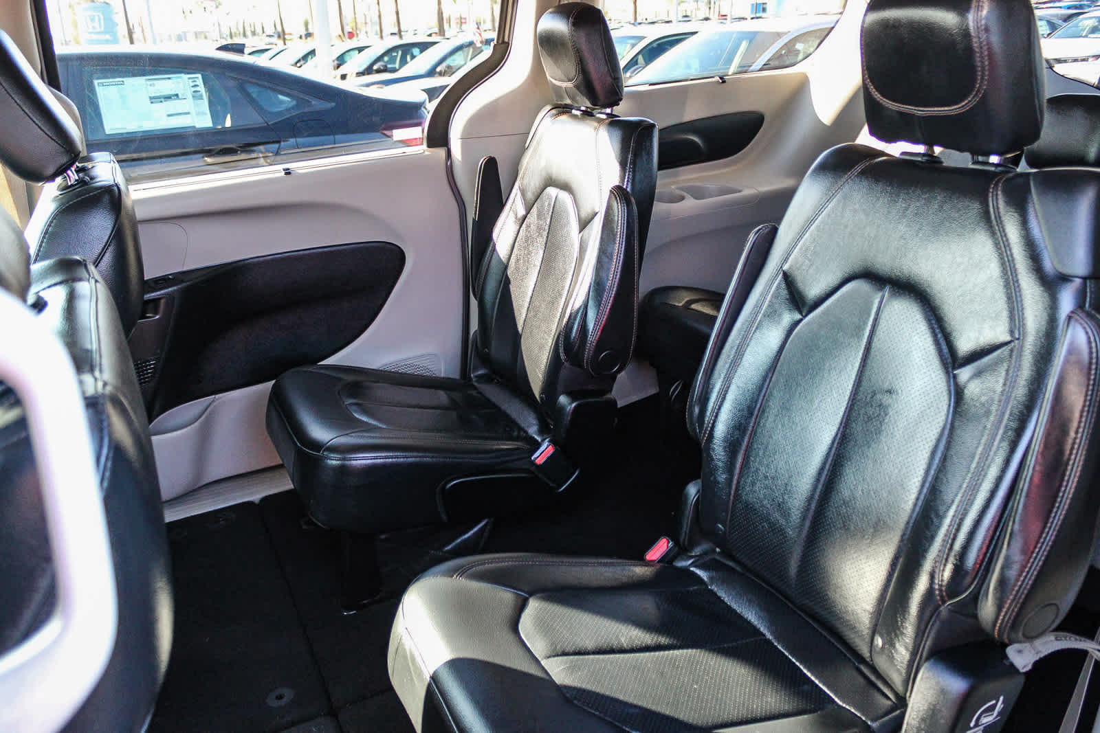 Thumbnail: 2018 Chrysler Pacifica - 18