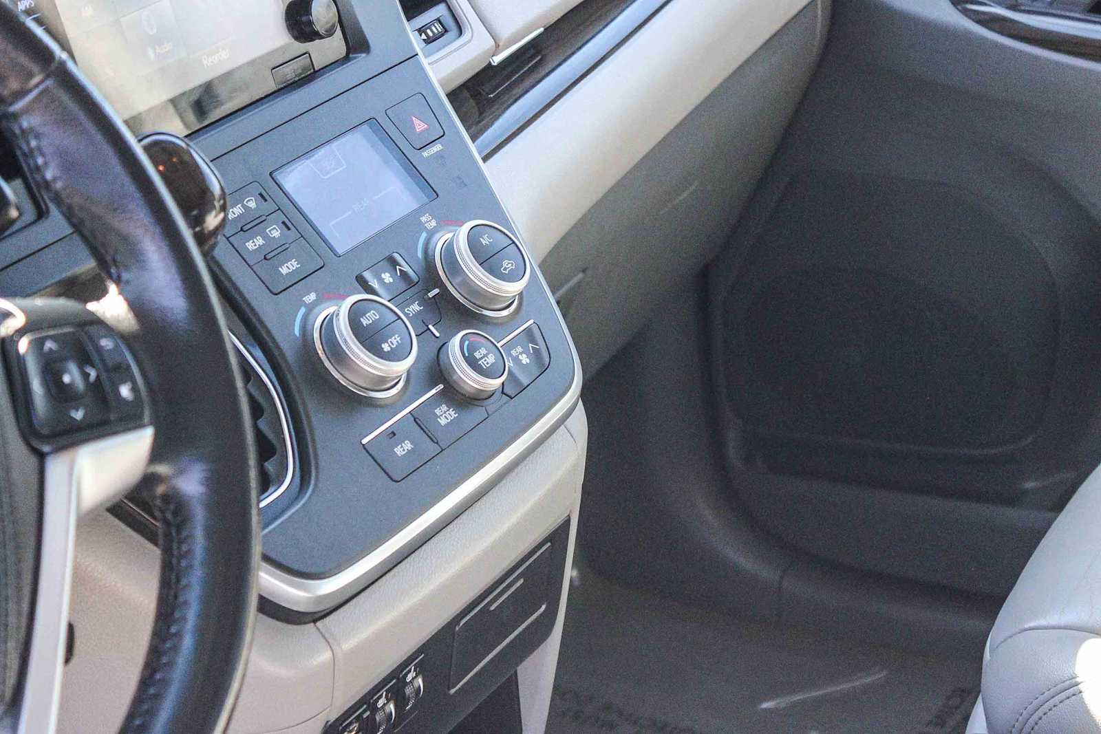 Thumbnail: 2016 Toyota Sienna - 18