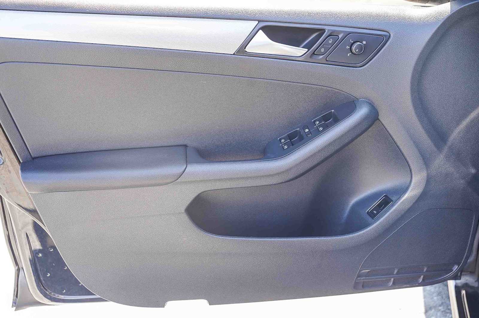 Thumbnail: 2017 Volkswagen Jetta - 20