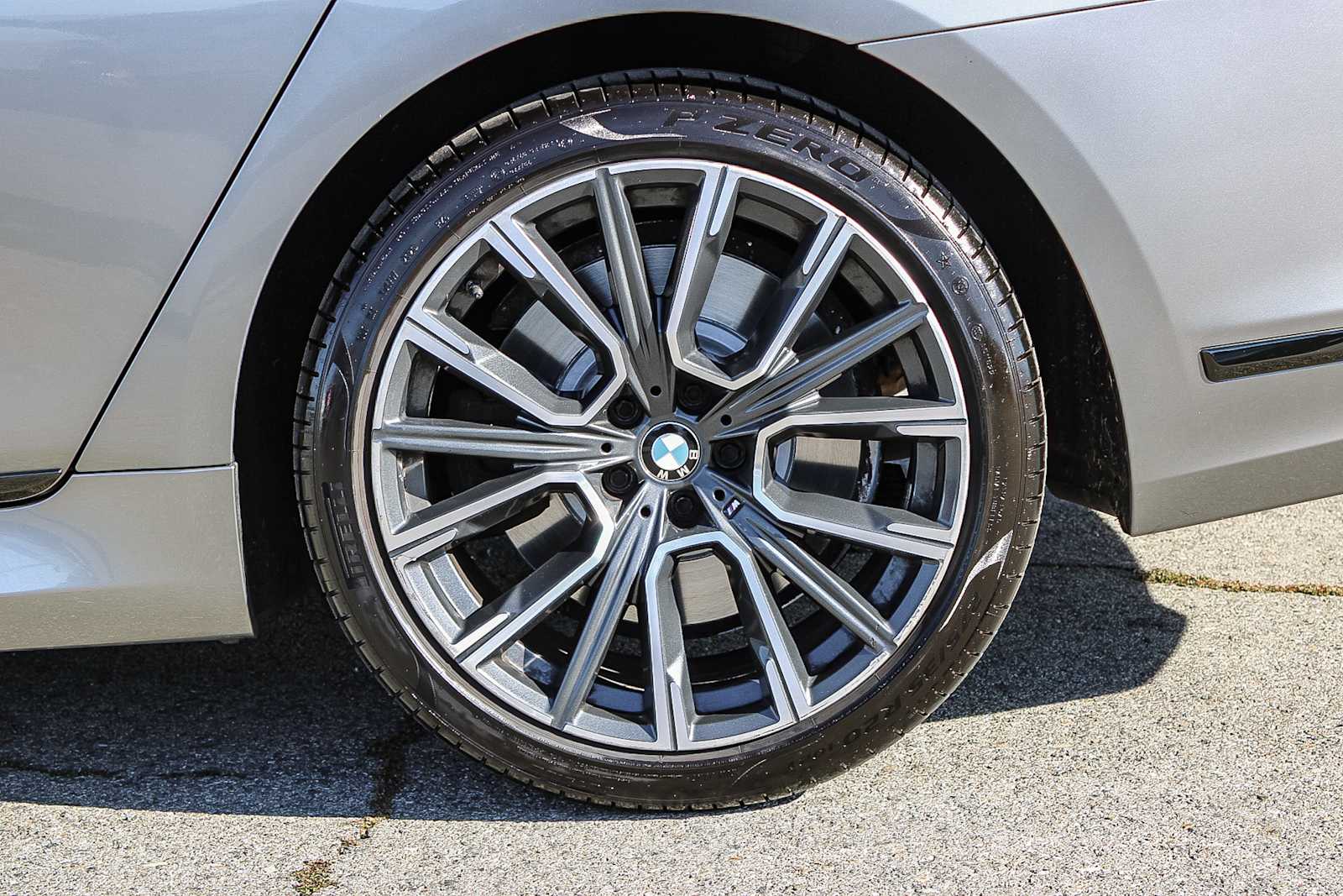 2022 BMW 750i xDrive photo 3