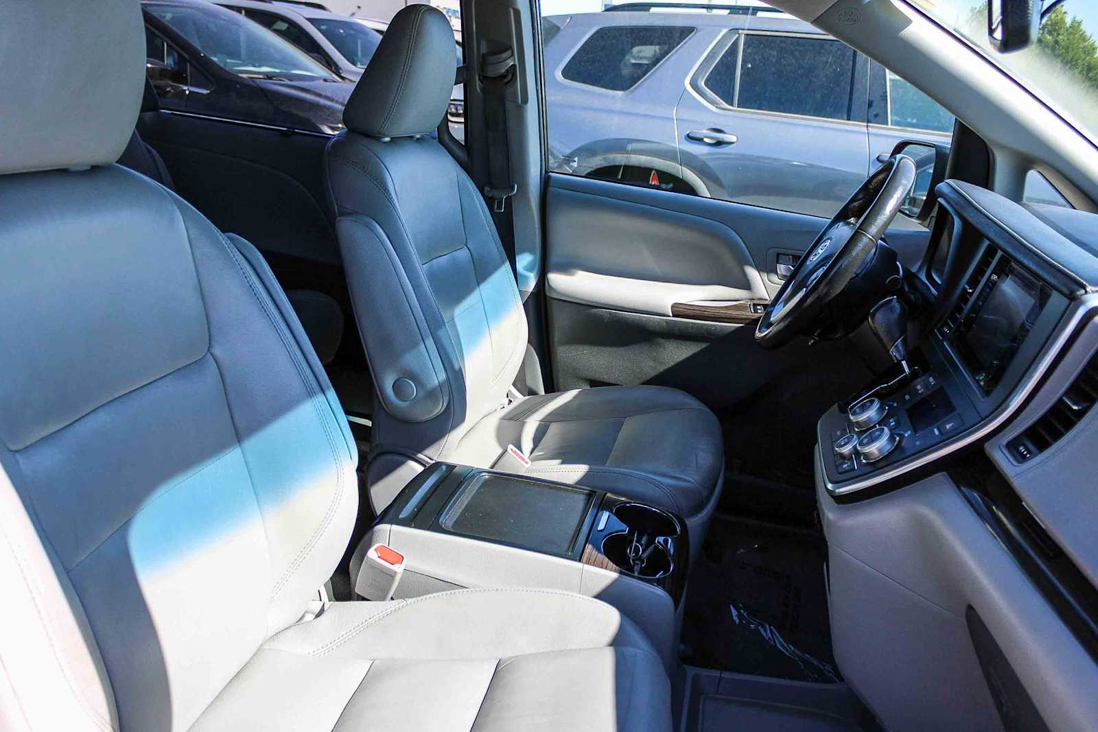 Thumbnail: 2016 Toyota Sienna - 14