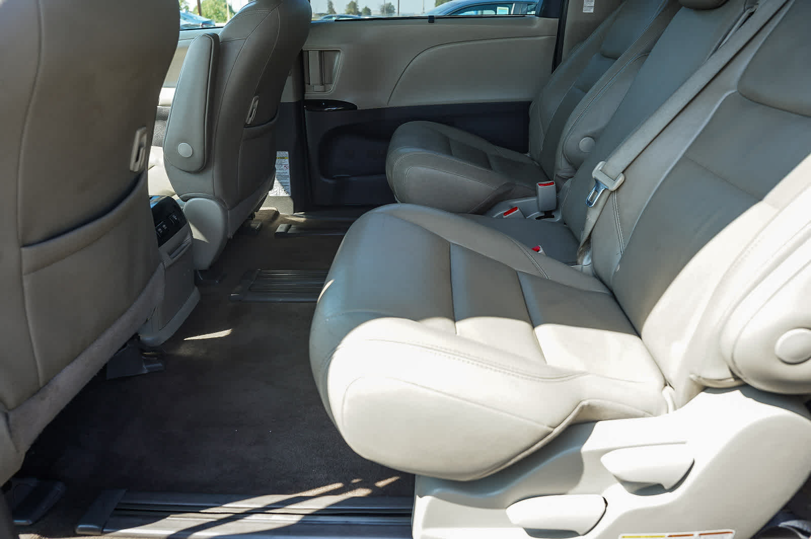Thumbnail: 2019 Toyota Sienna - 19