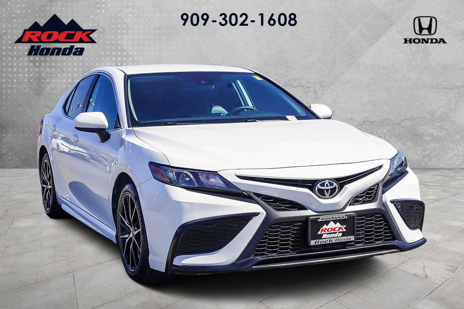 2021 Toyota Camry SE photo 2