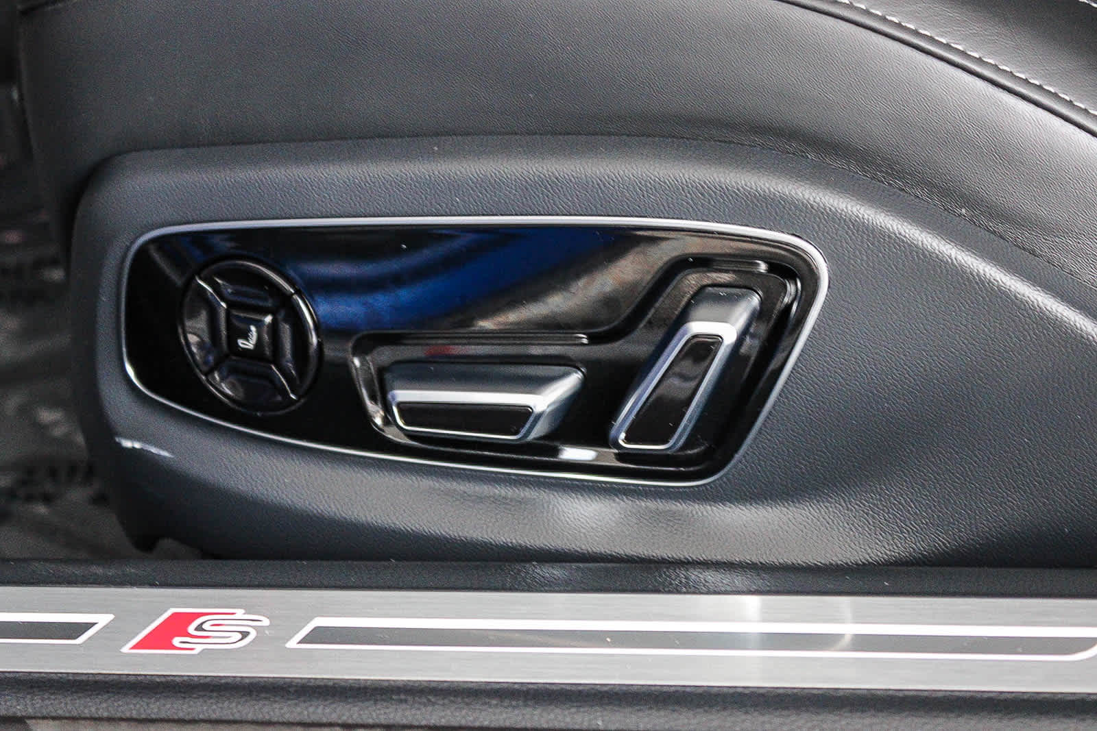 Thumbnail: 2024 Audi S8 - 20